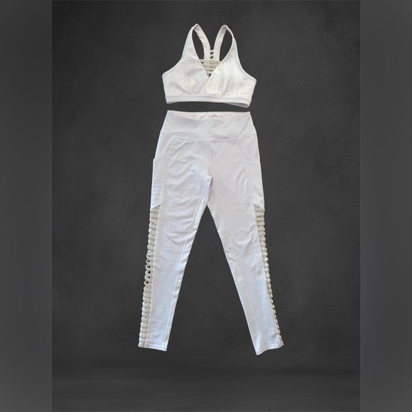 🛍️SALE🛍️ Abercrombie & Fitch Light Gray Sports Bra & Mesh Detail Leggings (2PCs) - Picture 4 of 11